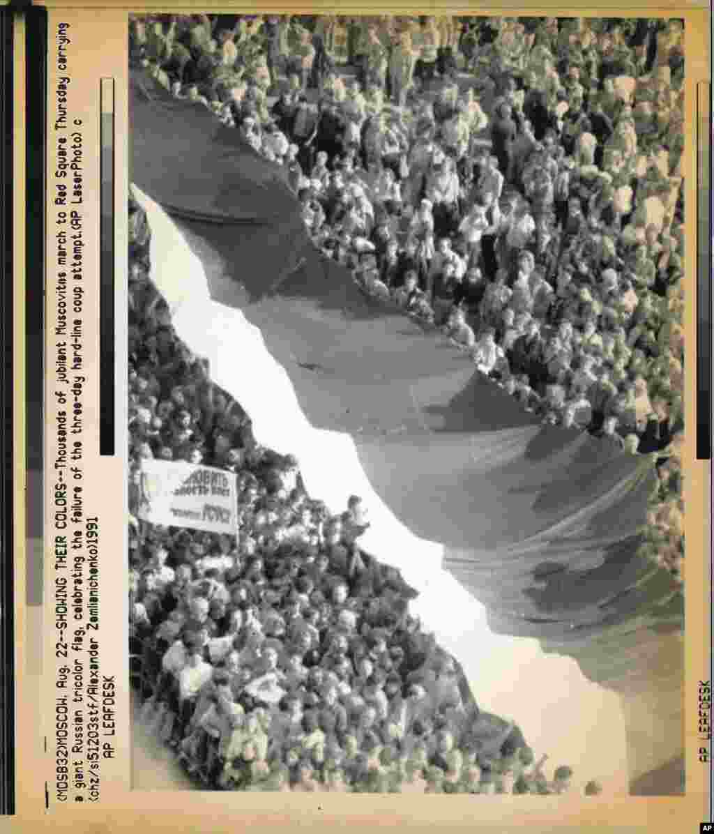 Hiljade na ulicama proslavljaju propast puča protiv sovjetskih lidera 22. avgusta noseći veliku rusku zastavu 