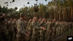 Військовослужбовці ЗСУ під час закінчення навчання на військовій базі поблизу Києва, Україна, 25 вересня 2023 року