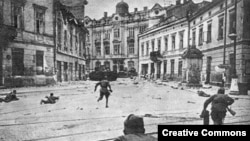 Радянські війська ведуть бій на вулицях Львова, липень 1944 року