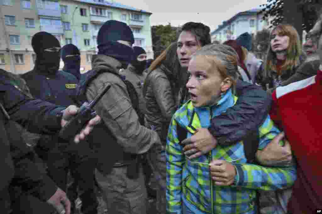 O femeie strigând la poliție în timpul protestului din 8 septembrie.