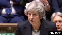 Міністри, які оголосили про відставку, висловили незгоду з умовами виходу Британії з ЄС, передбаченими проектом угоди, схваленим в уряді Терези Мей