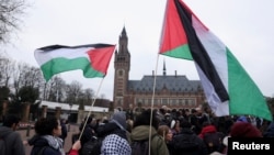 Пропалестинські демонстранти на акції під будівлею Міжнародного суду в день оглошення вимоги ПАР щодо екстрених заходів, 11 січня 2024 року