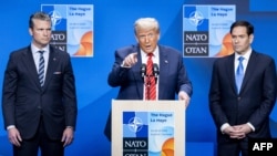 Доналд Трамп ҳамроҳи вазирони дифо ва умури хориҷии Амрико дар Ҳолланд.