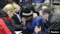 Психологи МЧС и родственники пассажиров рейса FZ981 в аэропорту Ростова-на-Дону, утро 19 марта 2016 года