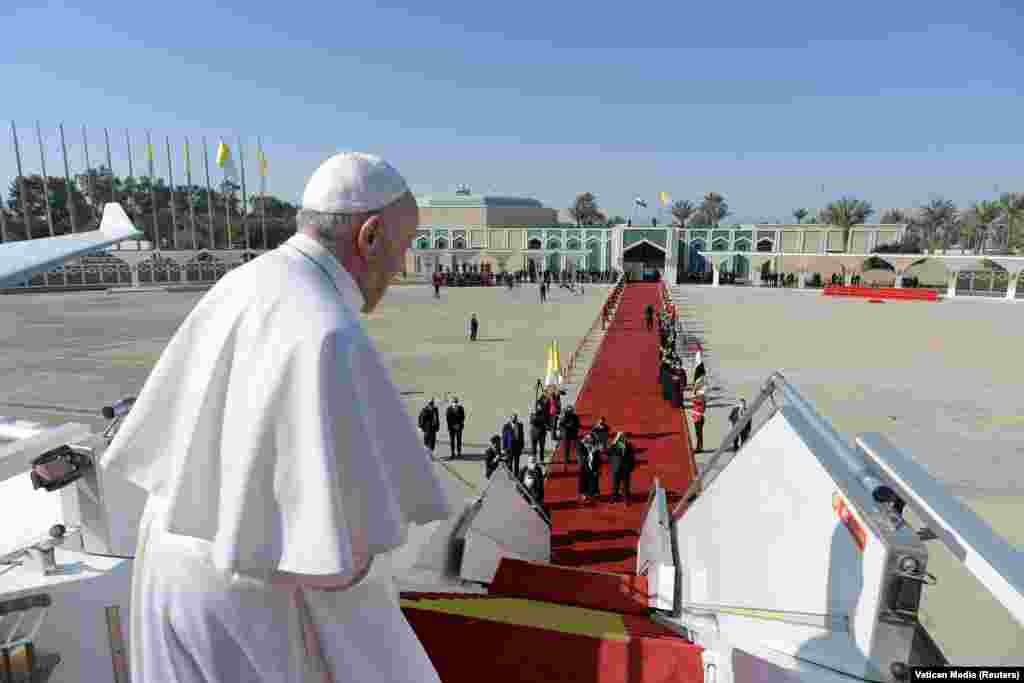 A Róma felé tartó járatra száll fel Ferenc pápa a bagdadi repülőtéren március 8-án. A pápa történelmi jelentőségű látogatása Bagdadban ért véget, miután bejárt konfliktustól megtépázott városokat, találkozott muszlim és keresztény vezetőkkel, és prédikált arról, hogy fontosabb a béke és együttélés, mint a háború.