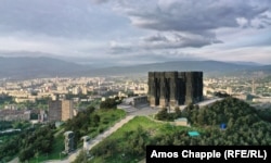 Monumentul „Cronica Georgiei” a fost construit pe un deal din Tbilisi, în anul 1985.