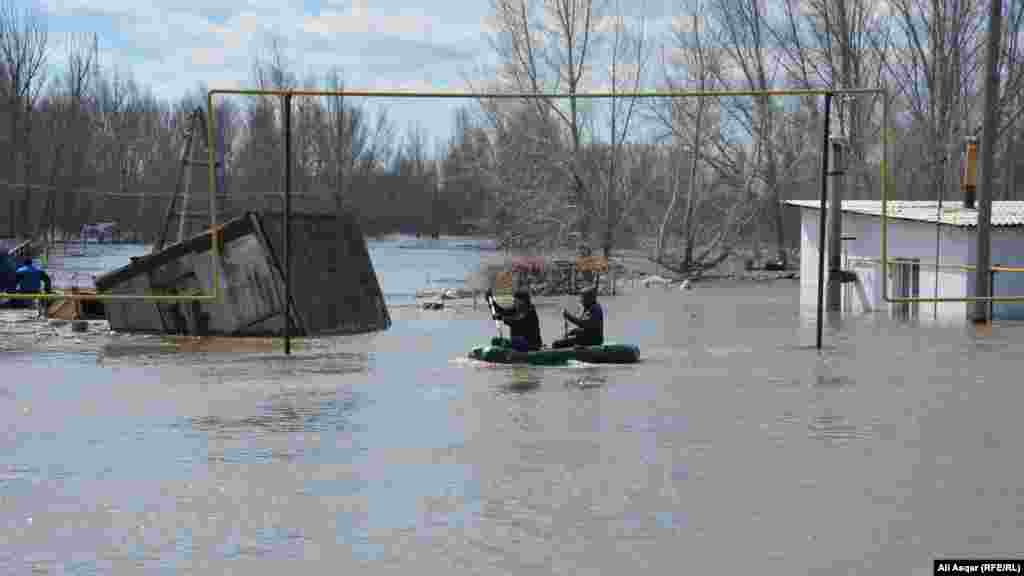 Суу каптаган райондогулар кайык менен жылууда.&nbsp;