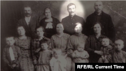 Дід Федора, Флоріан Бартковський, був заарештований і розстріляний 1938 року