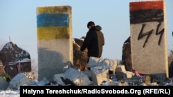 Знищений пам'ятник вбитим полякам у лютому 1944 року у тодішньому селі Гута-Пеняцька, Бродівський район, Львівщина, 10 січня 2017 року