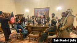 Luftëtarët talibanë brenda pallatit presidencial në Kabul, më 15 gusht, 2021.
