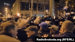 Вечірня штовханина між силовиками і мітингувальниками. Наметове містечко обгородили, Київ, 17 жовтня 2017 року