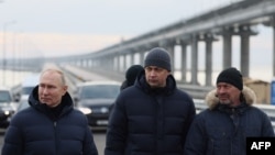 Очільник Росії Володимир Путін (перший зліва) біля Керченського мосту. 2022 рік