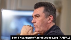 На думку Олексія Данілова, саме відсутність вільного продажу сільськогосподарської землі відіграла роль у становленні олігархічної системи в Україні