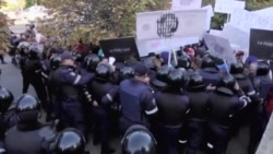 Demonstrații pro-și anti-Filat în fața judecătoriei Buiucani