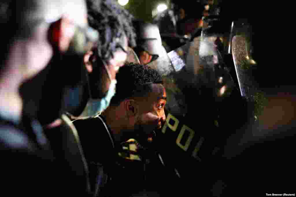 Полицајците ги задржуваат демонстрантите подалеку од Белата куќа во Вашингтон