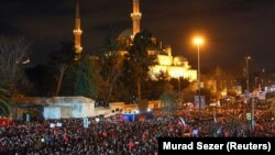 Экрем Имамоглунун колдоочулары Стамбул шаардык мэриясынын алдына чогулду, 19-март, 2025-жыл