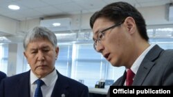 Дастан Догоев демонстрирует президенту Алмазбеку Атамбаеву ID-карту нового образца.