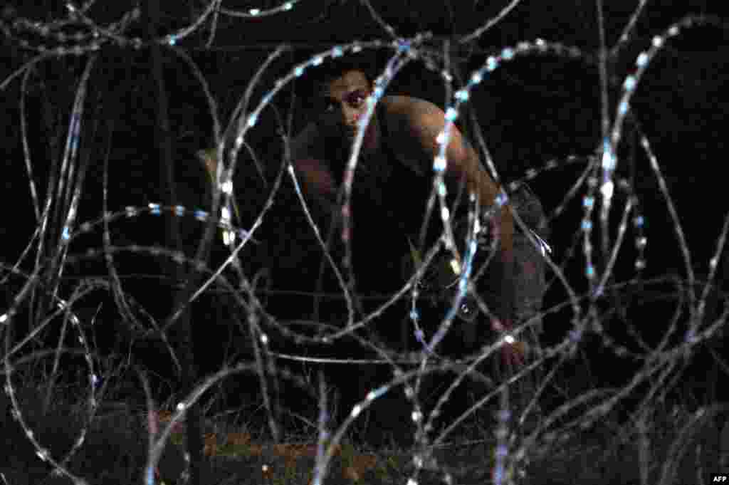 پناهجویان پشت سیم خاردار میان مرز صربستان و مجارستان