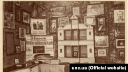 Поштівка. Музей Визвольної боротьби України, Прага. На фото: куток театрально-мистецького відділу музею. Це був насамперед музей дипломатичних документів часів УНР та Української Держави (1917–1921)