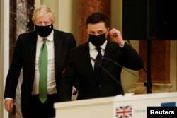 Britanski premijer Boris Johnson (lijevo) i ukrajinski predsjednik Volodymyr Zelenskiy dolaze na zajedničku konferenciju za novinare u Kijevu 1. februara.