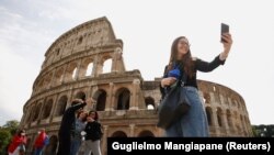 "Belépőjegyet és védettségi igazolványt kérek!"