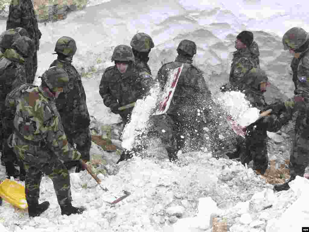 Spasilačke ekipe u Rastelici, 12.02.2012. Foto: EPA / Valdrin Xemaj 