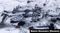 Légi felvételen a Razrez Inszkoj szénipari vállalat bányatelepe Gramotejno város közelében a Kemerovói régióban 2021. november 28-án