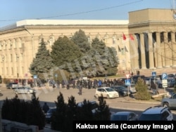 Шайлоо таза өттү деп санаган топ Өкмөт үйүнүн жанында кетип баратат. ("Кактус Медианын" сүрөтү)