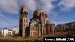 Kisha e Krishtit Shpëtimtar në kampusin e Universitetit të Prishtinës. 