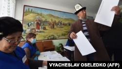 На одном из избирательных участков в КР, 28 ноября 2021 г.