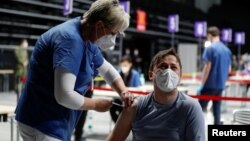 Ваксинационен център на стадион О2 арена, Прага, 9 април 2021. Снимката е илюстративна.