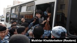 В автозаках опинилися кілька літніх людей, які стверджують, що проходили повз і не брали участь в акції