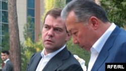 (архіна фотографія) Дмитро Медведєв та Курманбек Бакієв, Душанбе, 27 серпня 2008 року