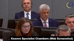Ish-presidenti i Kosovës, Hashim Thaci, shihet teksa dëgjon dëshminë e ish-diplomatit amerikan, James Rubin, për mbrojtjen e tij në Gjykatën Speciale të Kosovës në Hagë, 15 shtator.