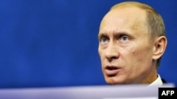 ولاديمير پوتين، نخست وزير روسيه، در کنفرانس خبری در پاریس.
(عکس از AFP)