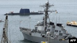 یک زیردریایی اسرائیلی در نزدیکی یک کشتی جنگی آمریکایی در بندر حیفا.