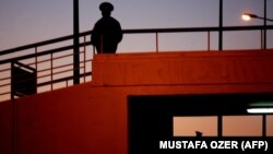 Силуэт полицейских в аэропорту Ашхабада. (Иллюстративное фото) 