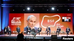 Premijer Bugarske Bojko Borisov, premijer Hrvatske Andrej Plenković, predsednik Srbije Aleksandar Vučić, premijer Mađarske Viktor Orban, premijer Češke Andrej Babiš i poljski premijer Mateuš Moravjecki slušaju obraćanje slovenačkog premijera Janeza Janše na Bledskom strateškom forumu