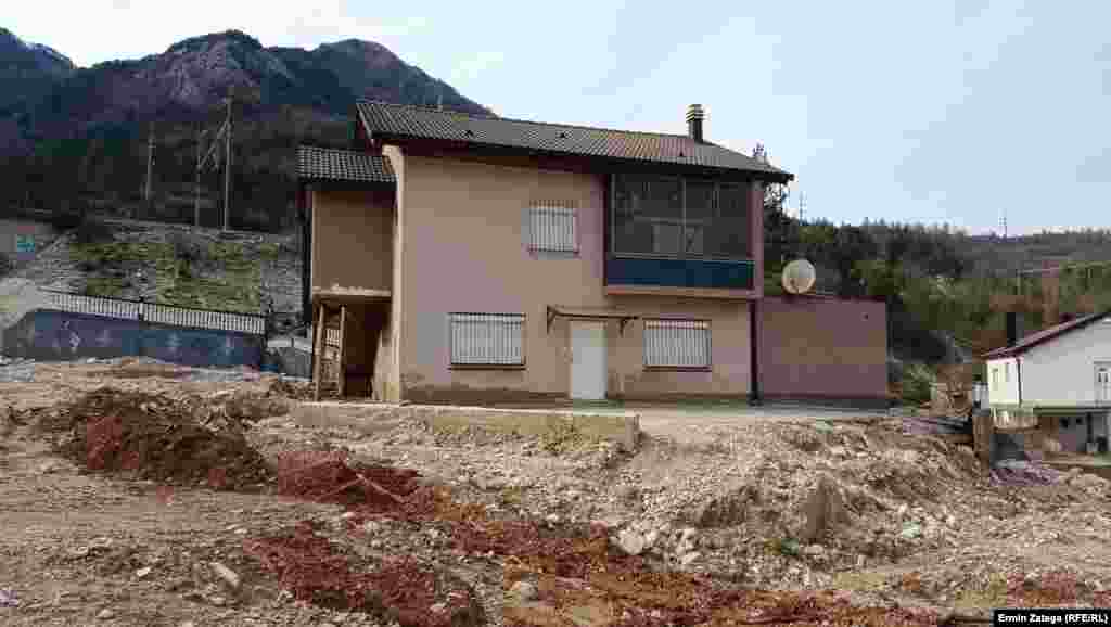 Некои делови од населбата се сѐ уште тешко пристапни и до нив не може да се дојде со возила.