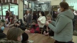 „Mi-aș fi dorit să trăiesc acest început de primăvară acasă...” Refugiați ucraineni învață să facă mărțișoare