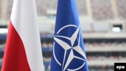 Flamuri i Polonisë dhe ai i NATO-s.
