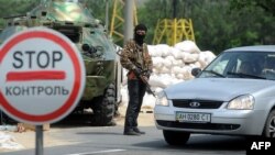 Чек аранын өткөрүү пунктунда турган орусиячыл согушкер. 2014-жыл. Донецк.
