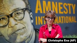 Secretarul general al Amnesty, Agnes Aallamard, este acuzat de oficiali de la Kiev că organizația sa face jocurile Moscovei. 