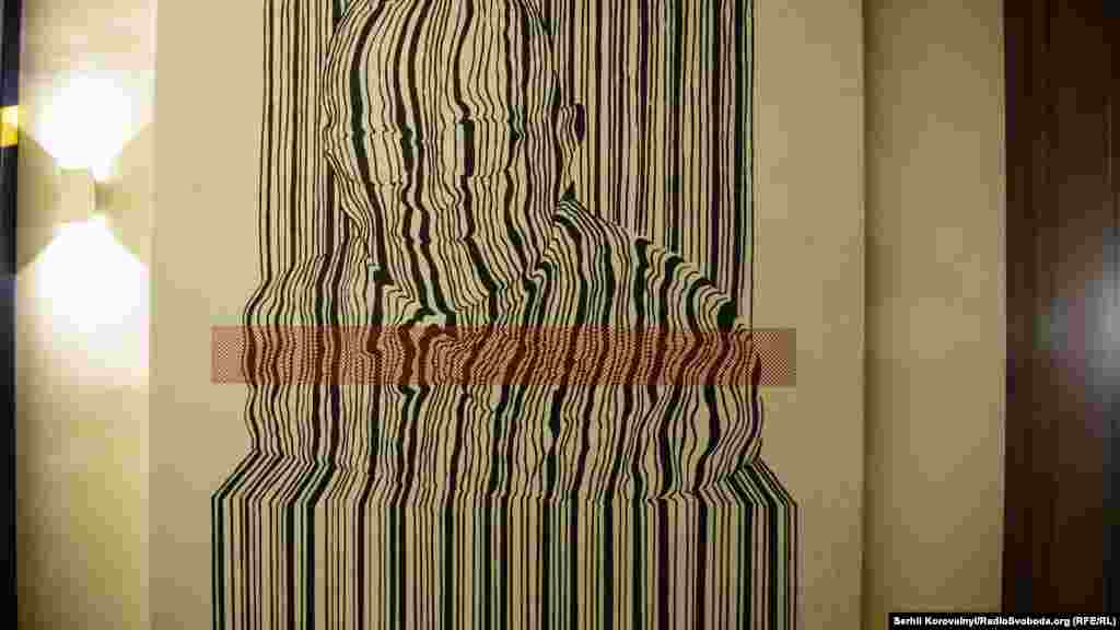 Плакат присвячений Ніку Голоняку, сину українськиї емігрантів із Закарпаття, володарю 41 патенту у галузі електротехніки. Найвідомішим його винаходом вважається лазерний діод, що використовується в оптоволоконних лініях зв&#39;язку, при зчитуванні СD/DVD дисків та товарних кодів тощо