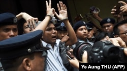 Полиция "Reuters" агенттигинин журналисти Ва Лонду өкүм угузулгандан кийин сот залынан чыгарып баратат, Янгон, 3-сентябрь 2018-жыл.