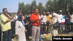 خانواده‌های اعدام شدگان در تابستان سال ۶۷ در گورستان خاوران. 