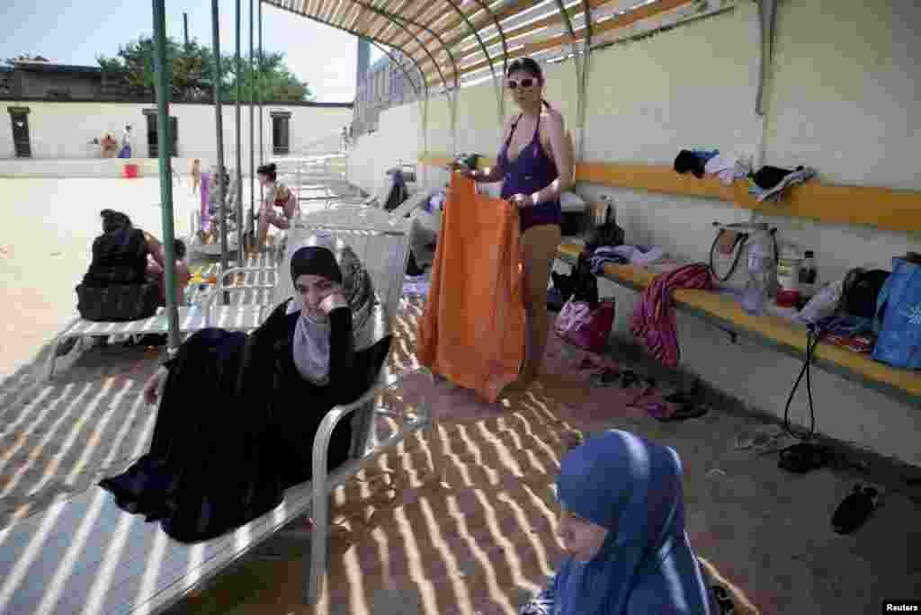 Молодая женщина на пляже для женщин в Махачкале 8 июля. (Reuters/Мария Турченкова) 