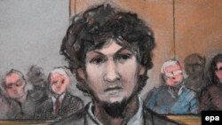 Джохар Царнаев во время судебного разбирательства по делу о теракте, май 2015 года.
