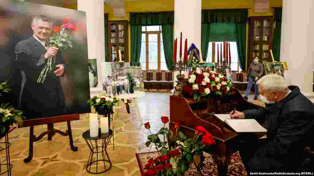 Усі присутні могли зробити запис співчуття до Книги жалоби