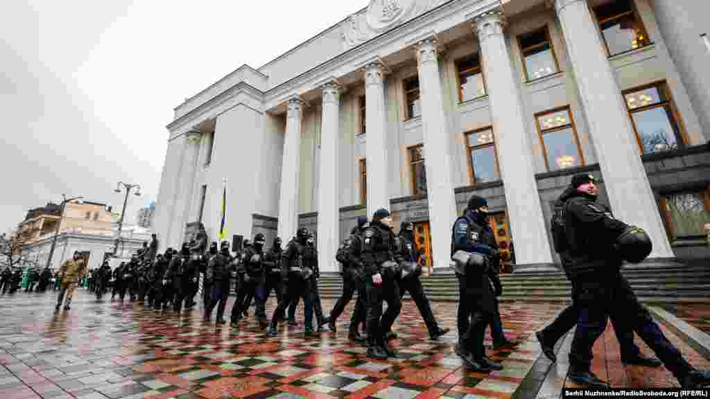 Через анонсовані масові заходи та виступ президента України Володимира Зеленського у Верховній Раді в урядовому кварталі зранку посилили охорону вулиць...